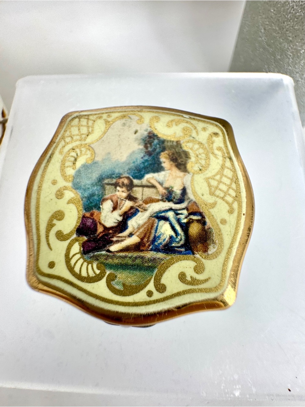 Vintage Stratton England Porcelain "Fragonard" Pill Box – 1960s Courting Couple